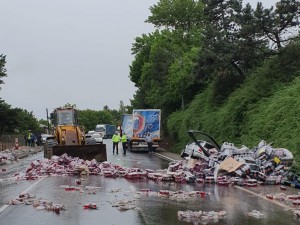 ACCIDENT LA RÂMNICU SĂRAT. SUTE DE STICLE DE SUC, PE CAROSABIL, LA INTRARE ÎN MUNICIPIU