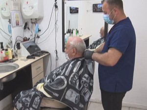 FRIZERII ȘI SALOANE PLINE. SE FAC PROGRAMĂRI CU CÂTEVA ZILE ÎNAINTE