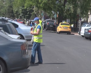 PARCARE FUNCȚIONALĂ. DOI TAXATORI ELIBEREAZĂ CHITANȚE DE PARCARE