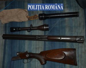 ARME DE VÂNĂTOARE CONFISCATE DE POLIȚIȘTI. PERCHEZIȚIE LA O GRUPARE DE BRACONIERI DIN NEHOIU