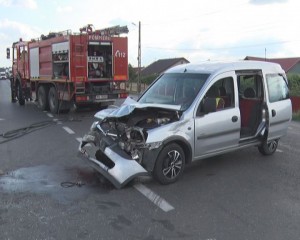 BĂUT LA VOLAN, A PROVOCAT ACCIDENT. TREI RĂNIȚI, PE DN 2 E 85, LA COSTEȘTI