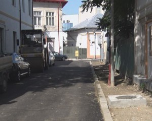 PRIMUL STRAT. ASFALT PE STRĂZILE DIN SPATELE PALATULUI COMUNAL