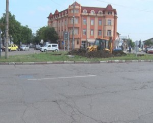 ȘANTIER LA GARĂ. AU ÎNCEPUT LUCRĂRILE PENTRU AMENAJAREA SENSULUI GIRATORIU