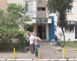 SEPTUAGENARĂ GĂSITĂ DECEDATĂ. POMPIERII AU INTERVENIT PENTRU A SPARGE UŞA