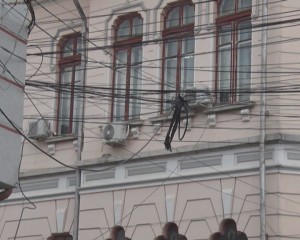NOI LUCRĂRI ÎN CENTRU. VOR FI ÎNGROPATE TOATE CABLURILE DIN ZONA PRIMĂRIEI