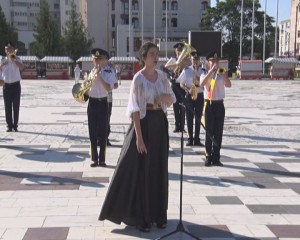 “DEȘTEAPTĂ-TE, ROMÂNE!”, INTERPRETAT DE DORA. ZIUA IMNULUI, SĂRBĂTORITĂ ÎN PIAȚA DACIA