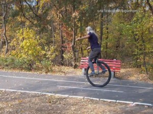 CU MONOCICLUL PRIN PARCUL CRÂNG. MULTE ALEI SUNT ABANDONATE ȘI GREU PRACTICABILE