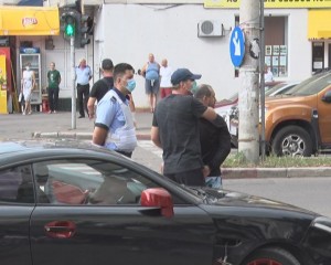 ARESTARE, ÎN PLIN TRAFIC, PE UNIRII. TINERI DINTR-UN PORSCHE, SĂLTAȚI DE POLIȚIȘTI