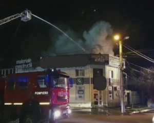 INCENDIU ÎN MIEZ DE NOAPTE, LA UN DEPOZIT DE MATERIALE DE CONSTRUCȚII