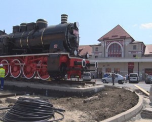 LUCRĂRILE LA RONDUL DE LA GARĂ NU S-AU FINALIZAT. LOCOMOTIVA, PUSĂ ÎN VALOARE DE LUMINI ȘI FLORI
