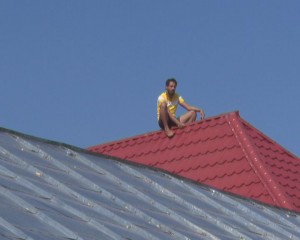 TENTATIVĂ DE SUICID, LA COSTEȘTI. UN TÂNĂR AMENINȚA CĂ SE ARUNCĂ DE PE CASĂ