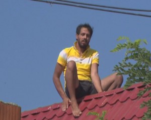 A STAT 12 ORE PE ACOPERIȘ. “SINUCIGAȘUL” DIN COSTEȘTI, INTERNAT LA SĂPOCA