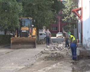 ASFALTĂRI LATERALE. ALEEA ARINULUI VA REINTRA ÎN LUCRU