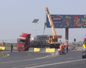 PERICOL DE EXPLOZIE, TRAFIC BLOCAT. AUTOCISTERNĂ RĂSTURNATĂ, OPERAȚIUNE PERICULOASĂ