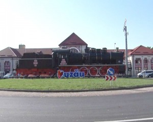 CALE LIBERĂ. A FOST INAUGURATĂ LOCOMOTIVA DIN FAȚA GĂRII BUZĂU