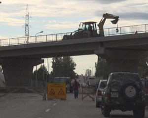 SE ASFALTEAZĂ PODUL. PASARELA RUTIERĂ DE LA METALURGICA, APROAPE DE FINALIZARE