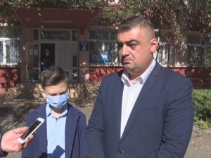 VICELE PETRE A STAT LA COADĂ. A INTRAT ÎN CABINĂ CU FIUL SĂU