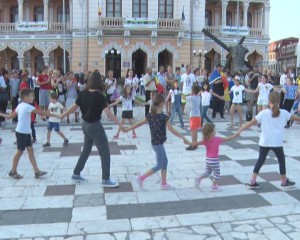 PROTEST: STOP MASCA ÎN ŞCOLI! APROAPE 150 DE BUZOIENI, ÎN PIAŢA DACIA