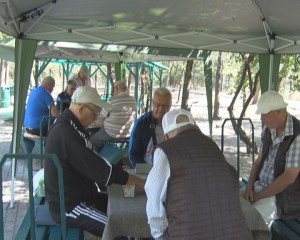 ȘAH-MAT SUB UMBRELĂ. JUCĂTORII DIN CRÂNG SUNT PROTEJAȚI DE SOARE ȘI DE PLOAIE
