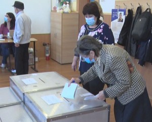 PREZENŢĂ DE 25%, DUPĂ ŞASE ORE. NUMĂR DUBLU DE VOTANŢI, LA ŢARĂ