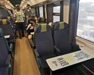 SELFIE-UL PE TREN... IA VEȚI. VAGONUL SPECIAL A AJUNS ÎN GARA BUZĂU