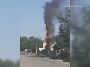 PANICĂ DUMINICĂ DUPĂ-AMIAZĂ LA SMEENI. UN STÂLP ELECTRIC A ARS CA O TORȚĂ
