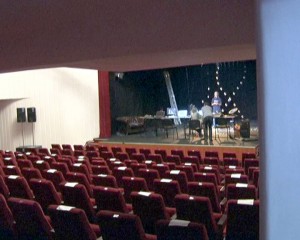 DIN NOU LA TEATRU. DISTANȚAREA REDUCE NUMĂRUL DE SPECTATORI
