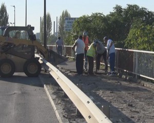 NOI LUCRĂRI PE PASARELĂ. SUNT REFĂCUTE TROTUARELE PE PODUL DRĂGĂICII