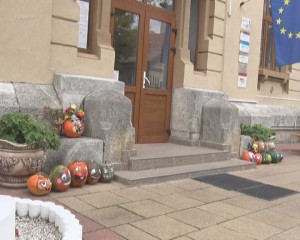 ARTĂ ÎN PANDEMIE. ELEVII DE LA ARTE ÎȘI EXPUN LUCRĂRILE ÎN FAȚA LICEULUI