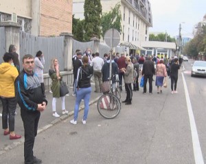 MĂSURI ANTI-COVID, LA CAZIER. SOLICITANȚII STAU LA COADĂ, ÎN AFARA CURȚII