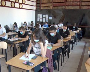 BUCURIE, DAR ȘI TEMERE. DE LUNI, ELEVII REVIN ÎN BĂNCI