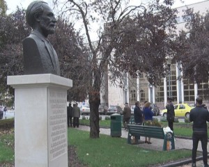 ANIVERSARE ÎN PARC. FLORI LA BUSTUL LUI VASILE VOICULESCU