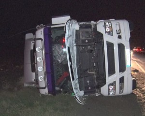 CAMION CU VIN, RĂSTURNAT PE E 85. TRAFIC RESTRICȚIONAT ÎNTRE COSTEȘTI ȘI CIORANCA