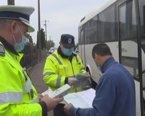 ACȚIUNE DE AMPLOARE A POLIȚIEI. AU FOST CONTROLAȚI TRANSPORTATORII DE PERSOANE ȘI MĂRFURI