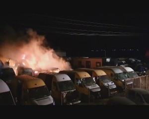 INCENDIU LA UN PARC DE DEZMEMBRĂRI AUTO. AU ARS 27 DE MAȘINI