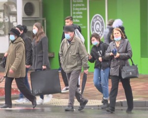 ÎNCĂ UN VAL DE NOI ÎMBOLNĂVIRI DE COVID. MASCA VA FI OBLIGATORIE PE STRADĂ ȘI LA BUZĂU