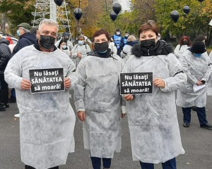 ZECI DE CAZURI NOI DE COVID. PROTESTE SANITAS BUZĂU, ÎN FAȚA GUVERNULUI