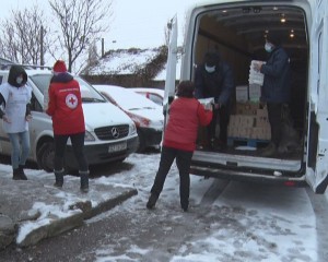 PROIECT DE SUFLET AL CRUCII ROȘII. “CUTIA CU BUCURIE”, ÎN DAR PENTRU OAMENII NEVOIAȘI