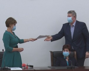 PARLAMENTARI CU PATALAMA. DOAR 5 DIN CEI 10 AU FOST PREZENȚI