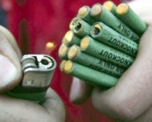 ATENȚIONĂRI DIN PARTEA POLIȚIȘTILOR. POCNITORILE ȘI ARTIFICIILE, EXTREM DE PERICULOASE
