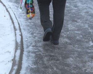 PATINOAR PE TROTUARE. NU S-A DAT PE JOS CU NICIUN FEL DE MATERIAL ANTIDERAPANT