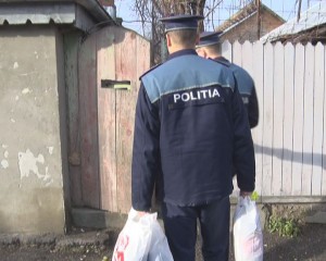 MOȘ CRĂCIUN CU EPOLEȚI. DARURI DE LA POLIȚIȘTI, PENTRU FAMILII NEVOIAȘE