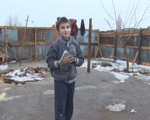 COPIL GREU ÎNCERCAT DE SOARTĂ. ÎȘI DOREȘTE UN TELEFON SĂ POATĂ PARTICIPA LA ORE