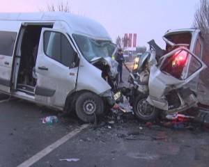 COLIZIUNE FRONTALĂ. ACCIDENT GRAV, LA RÂMNICU SĂRAT