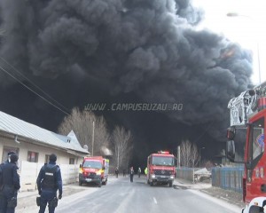 INCENDIU DE PROPORȚII, LA IEȘIREA DIN BUZĂU. FUMUL DEGAJAT, VIZIBIL LA KILOMETRI DISTANȚĂ