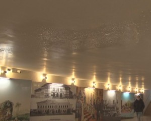 PLOUĂ ÎN PASAJ. APA DE PLOAIE SE INFILTREAZĂ PRIN TAVAN