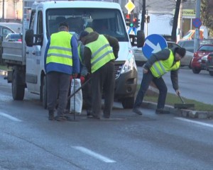 SLALOM PRINTRE GROPI. ȘOFERII SUNT EXASPERAȚI