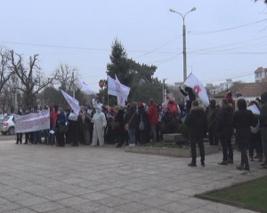 “NE-AȚI FOLOSIT, ACUM NE-AȚI UMILIT!”. APROAPE 100 DE MEMBRI SANITAS, PROTEST LA PREFECTURĂ