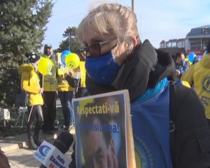 ÎNCĂ UN PROTEST AL CADRELOR MEDICALE. SINDICALIȘTII “SOLIDARITATEA”, ÎN FAȚA PREFECTURII