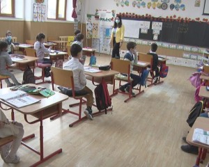 AVANTAJUL CLASELOR “MICI” DIN ORAȘ. DISTANȚAREA ELEVILOR, ASIGURATĂ ÎN TOATE SĂLILE